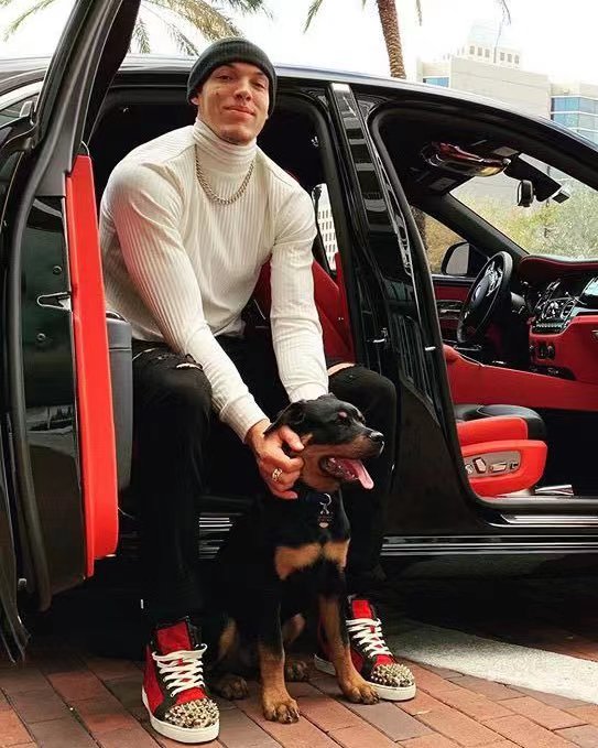 Efter et spændende møde tog Aaron Gordon sin trøje af og stod over for udfordringen med at komme sig